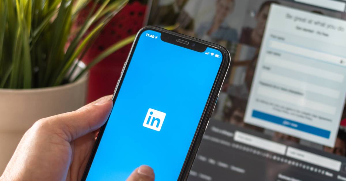 Business owner using LinkedIn to promote their business