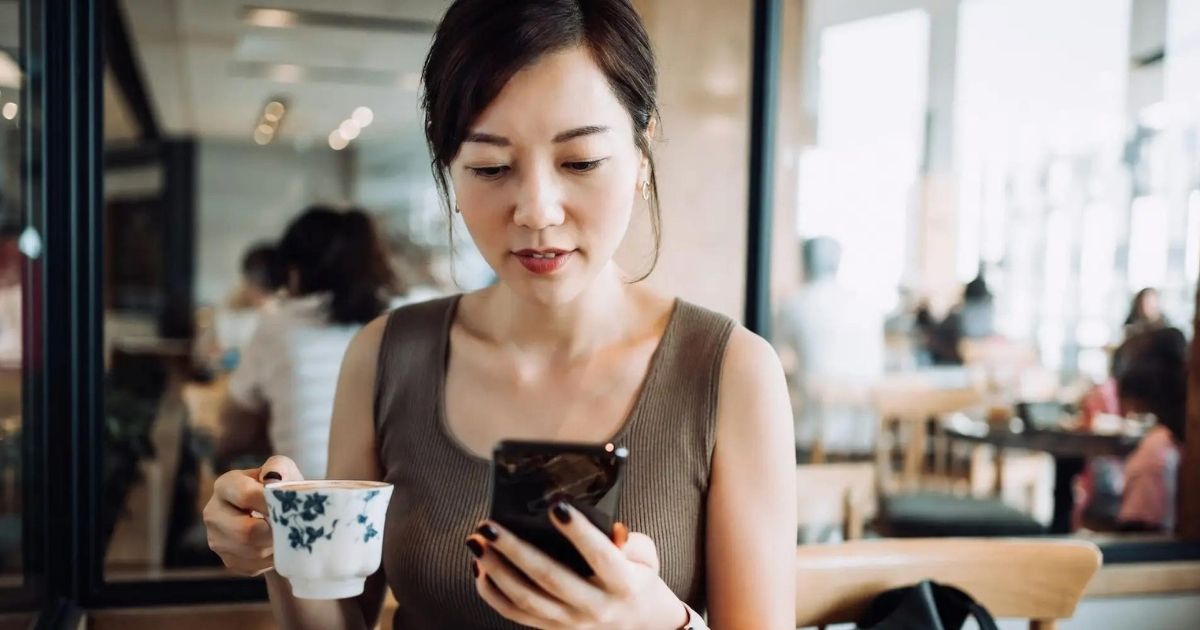 Customer leaving a Google review